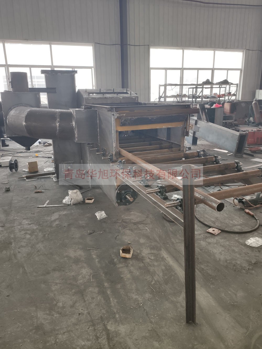 輥道通過式拋丸機(jī)正在安裝焊接中