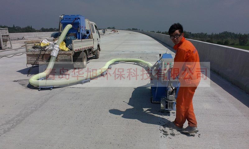 路面拋丸機(jī)清理橋面施工中