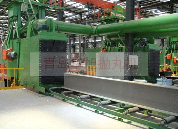 輥道通過式拋丸機(jī)清理H型鋼結(jié)構(gòu)